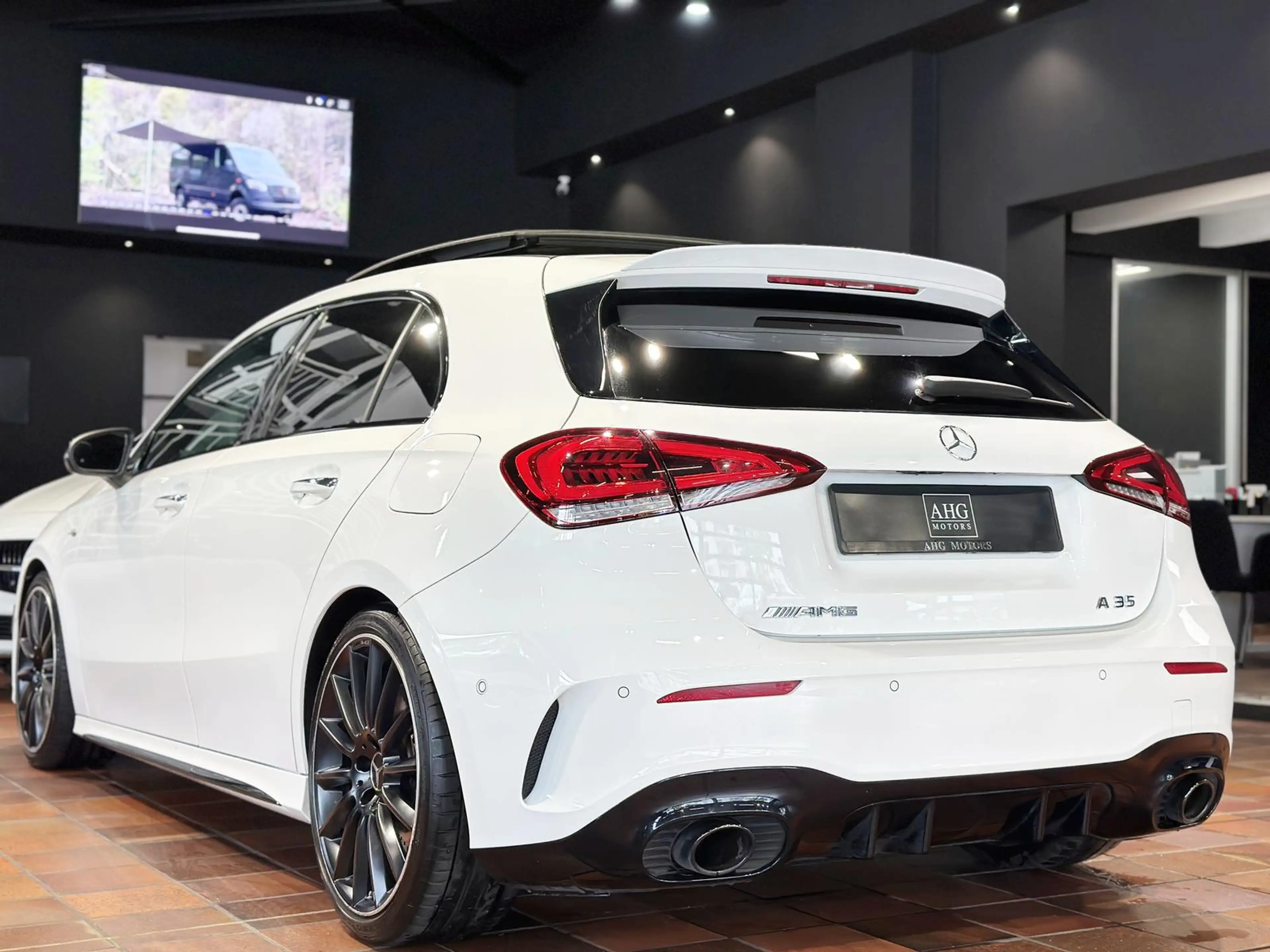 Mercedes-Benz A 35 AMG 4MATIC NIGHT PANORAMA KEYLESS MBUX+ 19" — photo 4