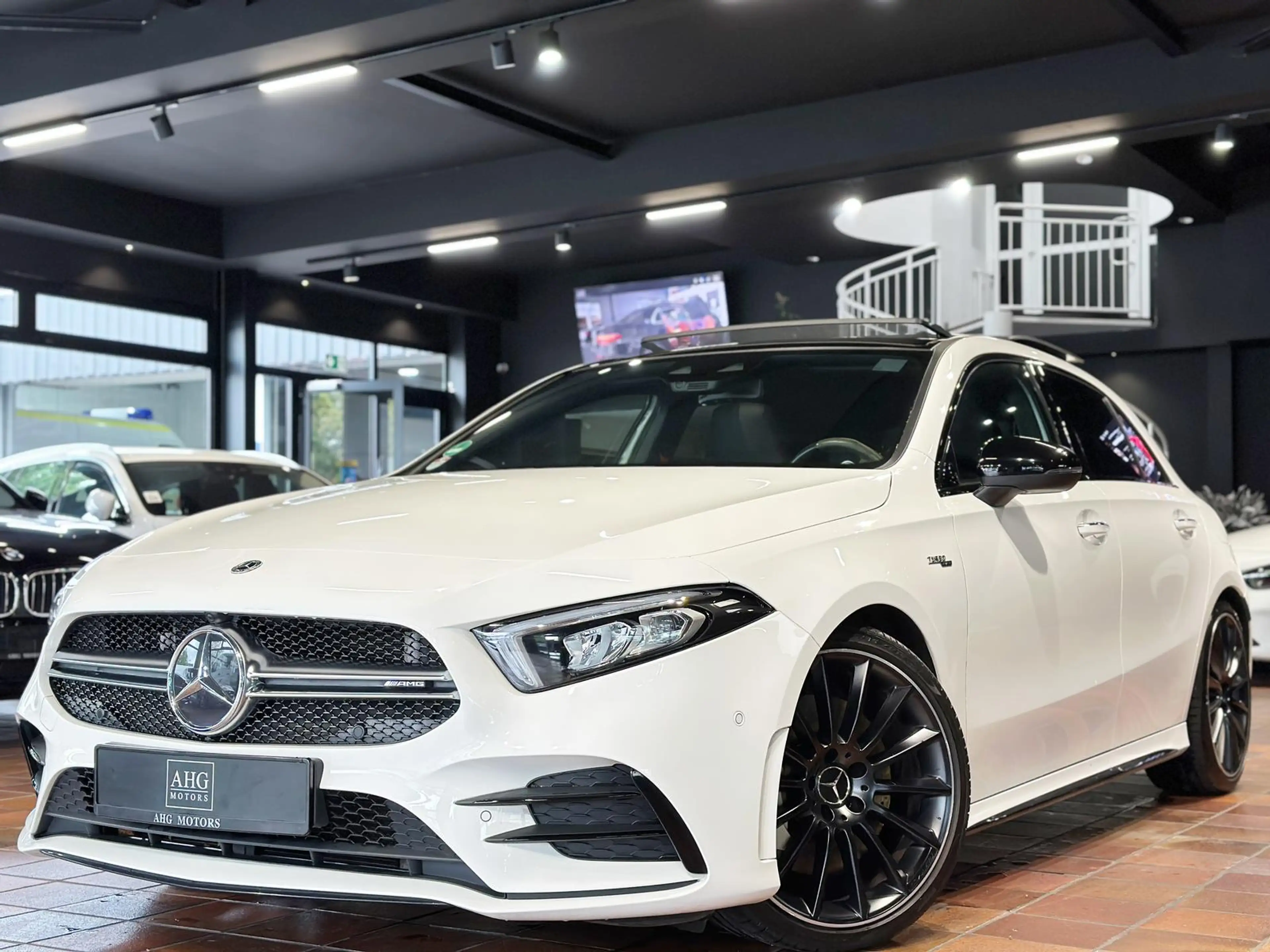 Mercedes-Benz A 35 AMG 4MATIC NIGHT PANORAMA KEYLESS MBUX+ 19"