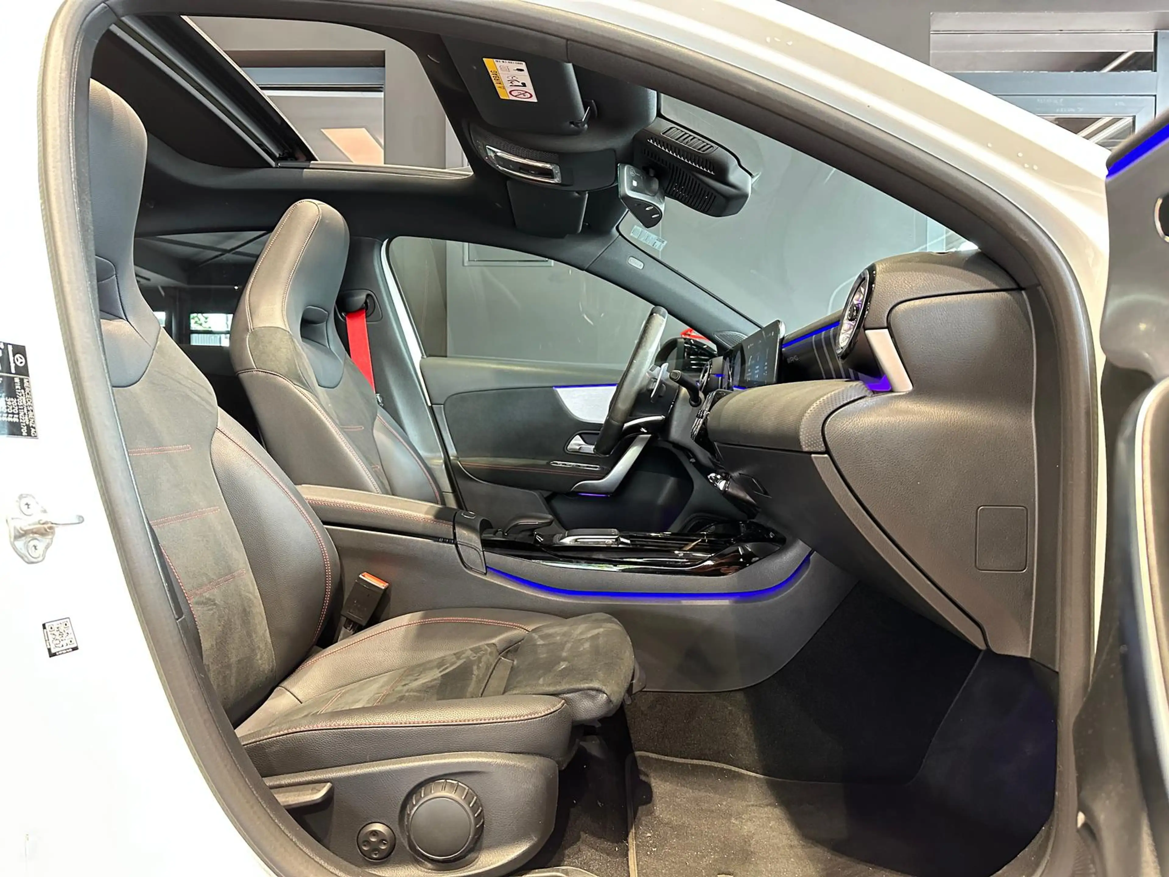 Mercedes-Benz A 35 AMG 4MATIC NIGHT PANORAMA KEYLESS MBUX+ 19" — photo 13