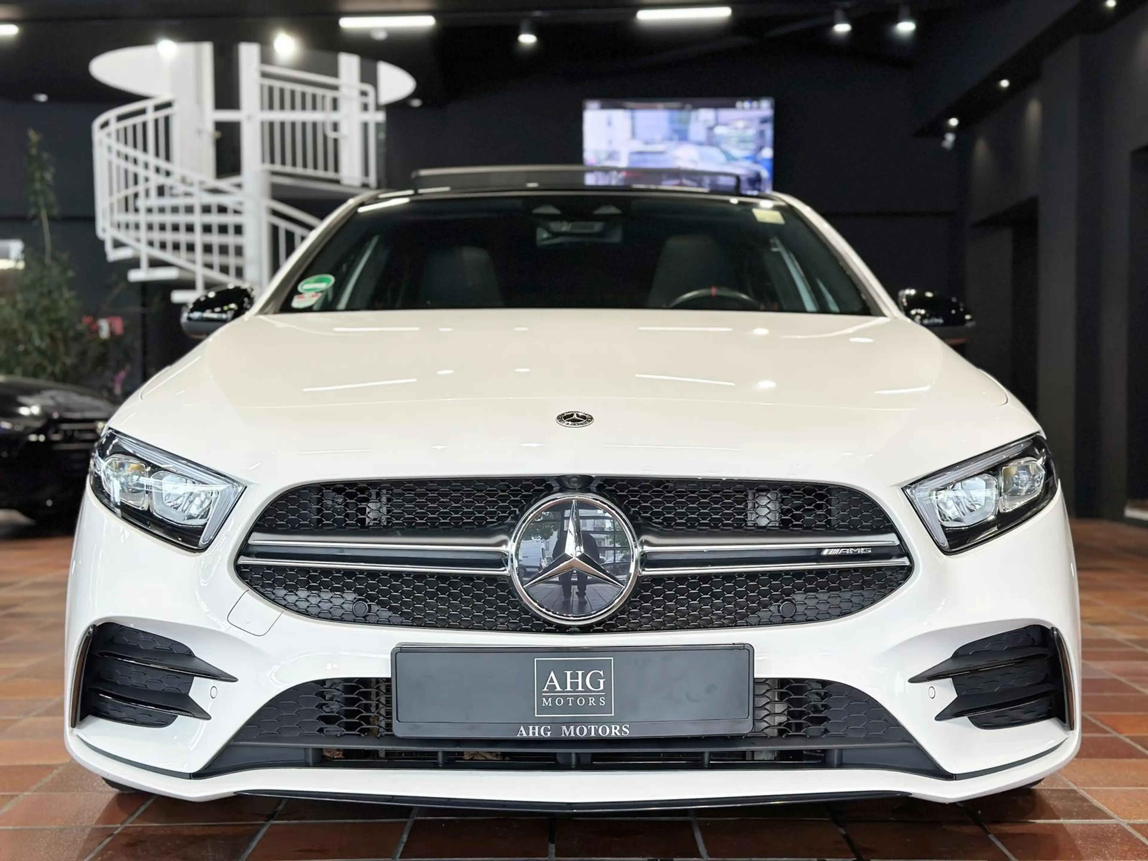 Mercedes-Benz A 35 AMG 4MATIC NIGHT PANORAMA KEYLESS MBUX+ 19" — photo 12