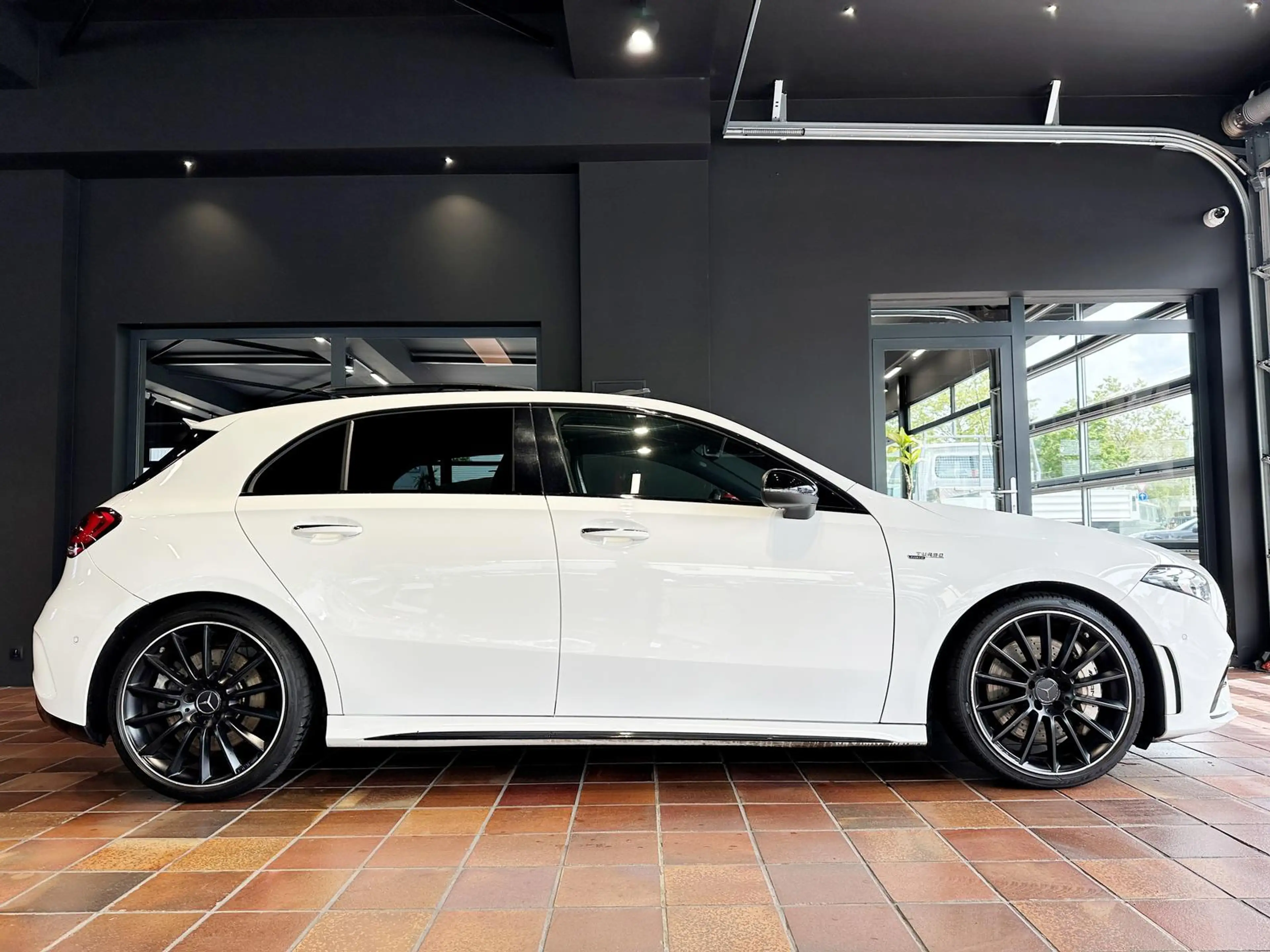 Mercedes-Benz A 35 AMG 4MATIC NIGHT PANORAMA KEYLESS MBUX+ 19" — photo 10