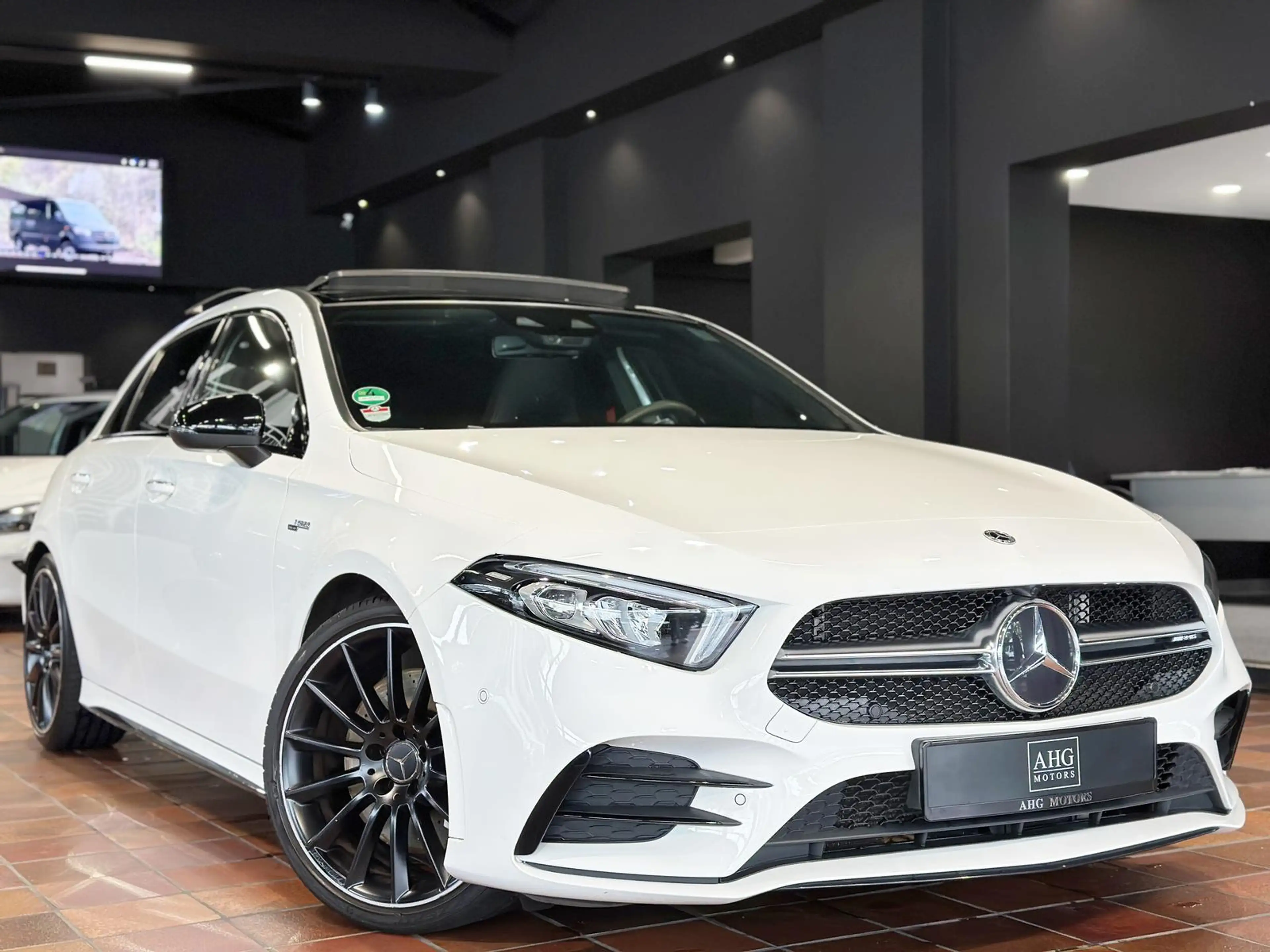 Mercedes-Benz A 35 AMG 4MATIC NIGHT PANORAMA KEYLESS MBUX+ 19" — photo 11