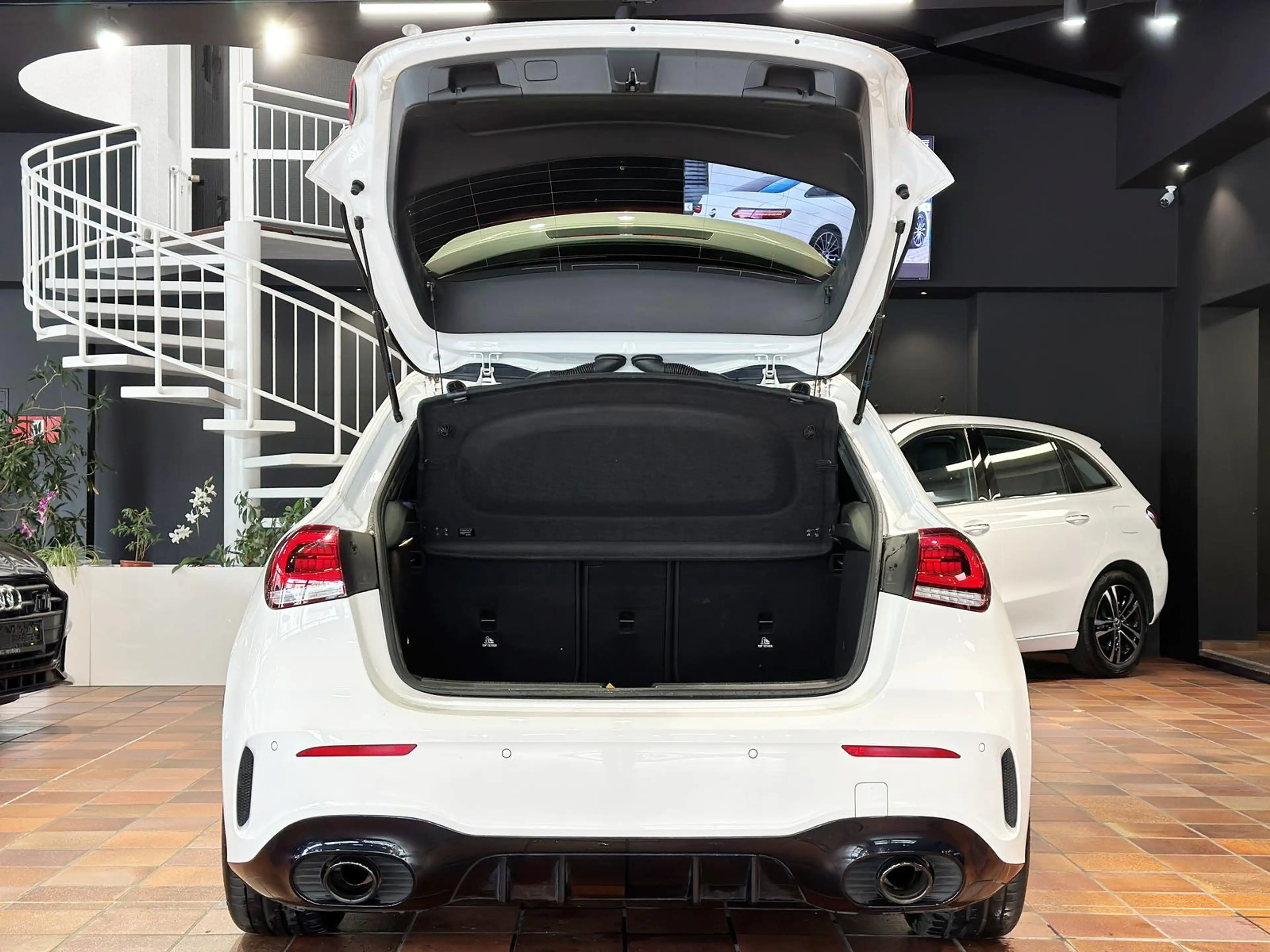Mercedes-Benz A 35 AMG 4MATIC NIGHT PANORAMA KEYLESS MBUX+ 19" — photo 6
