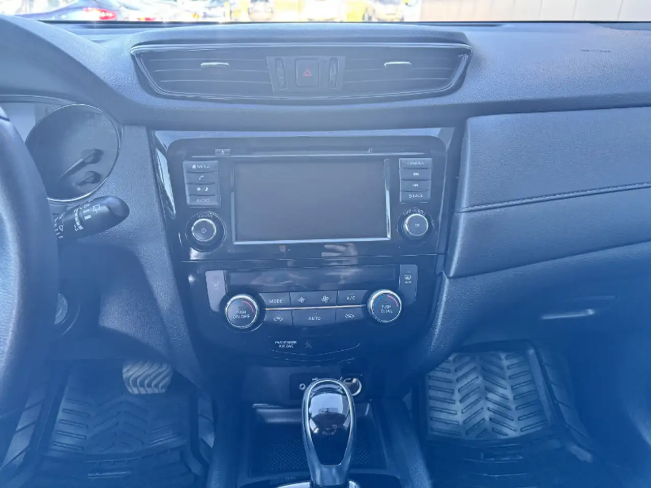 Nissan Rogue снимка Nissan Rogue