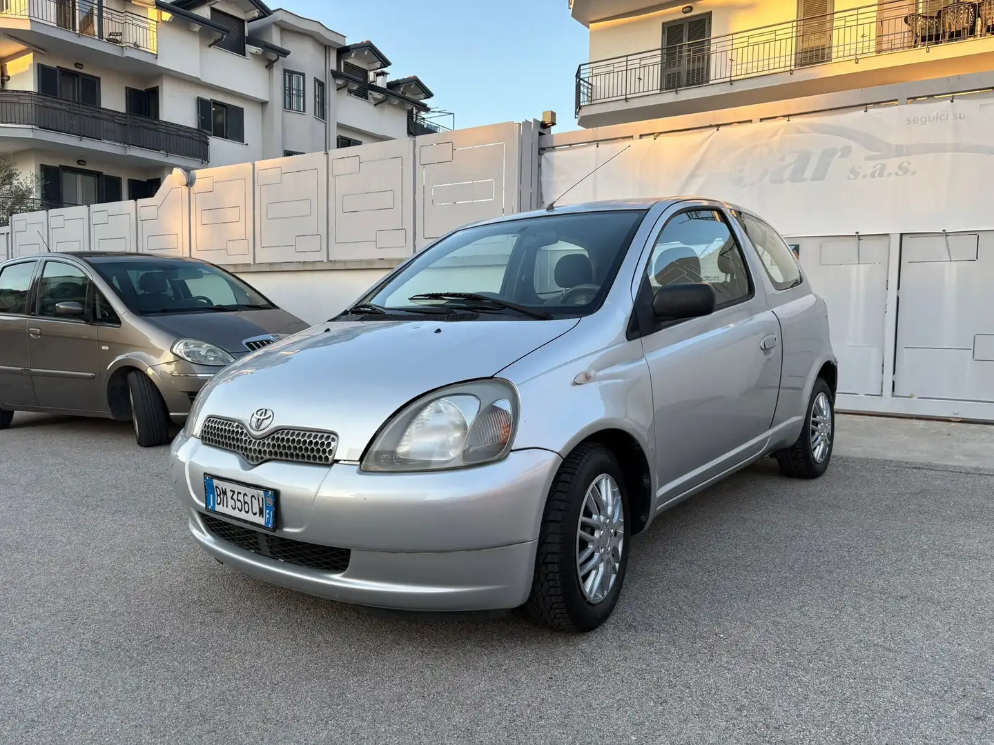 Toyota Yaris Yaris I 1999 3p 1.0 Sol Argent - 2