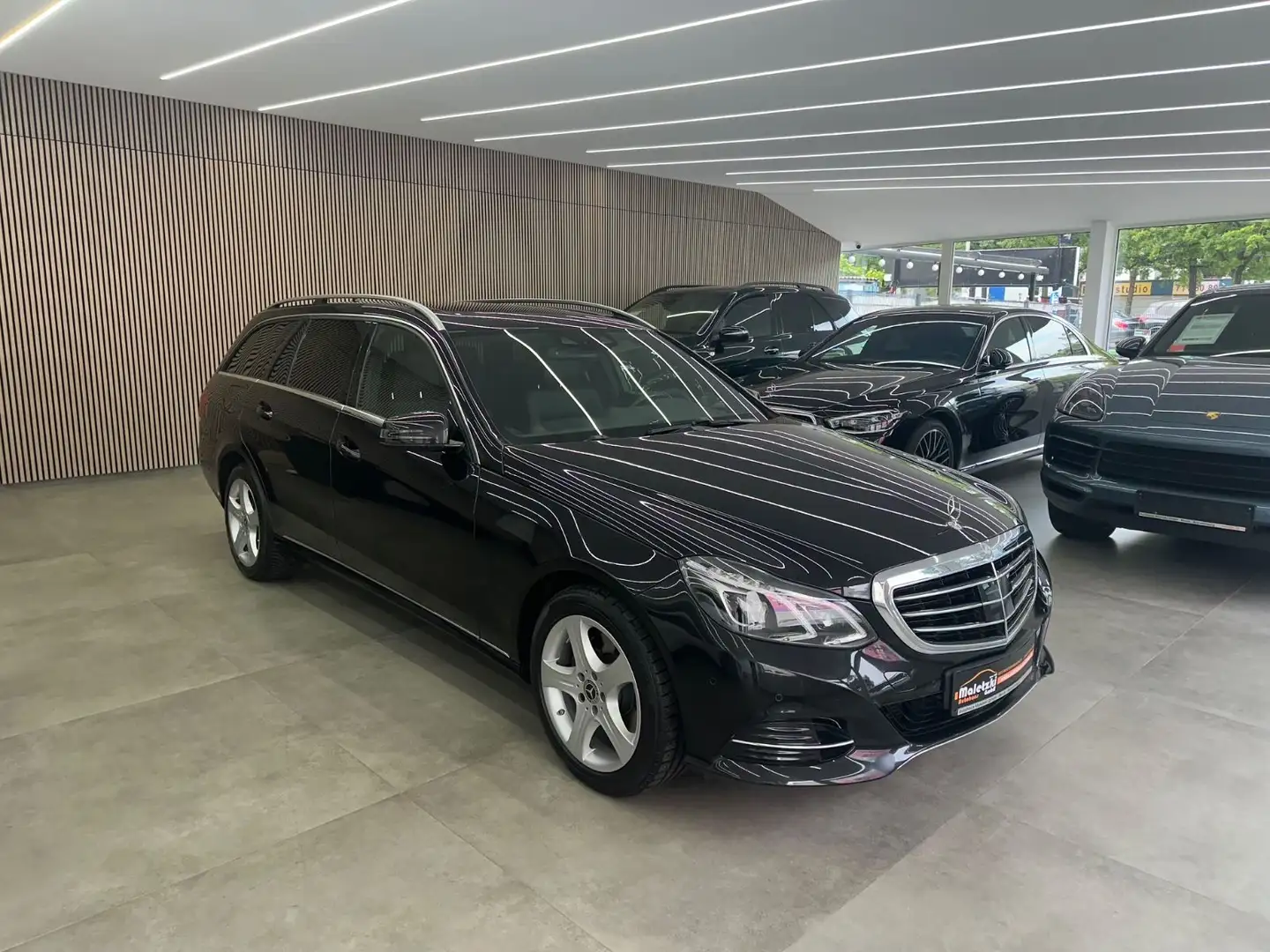 Mercedes-Benz E 250 T CGI BlueEfficiency*Distronic*AHK*SHZ* Černá - 1