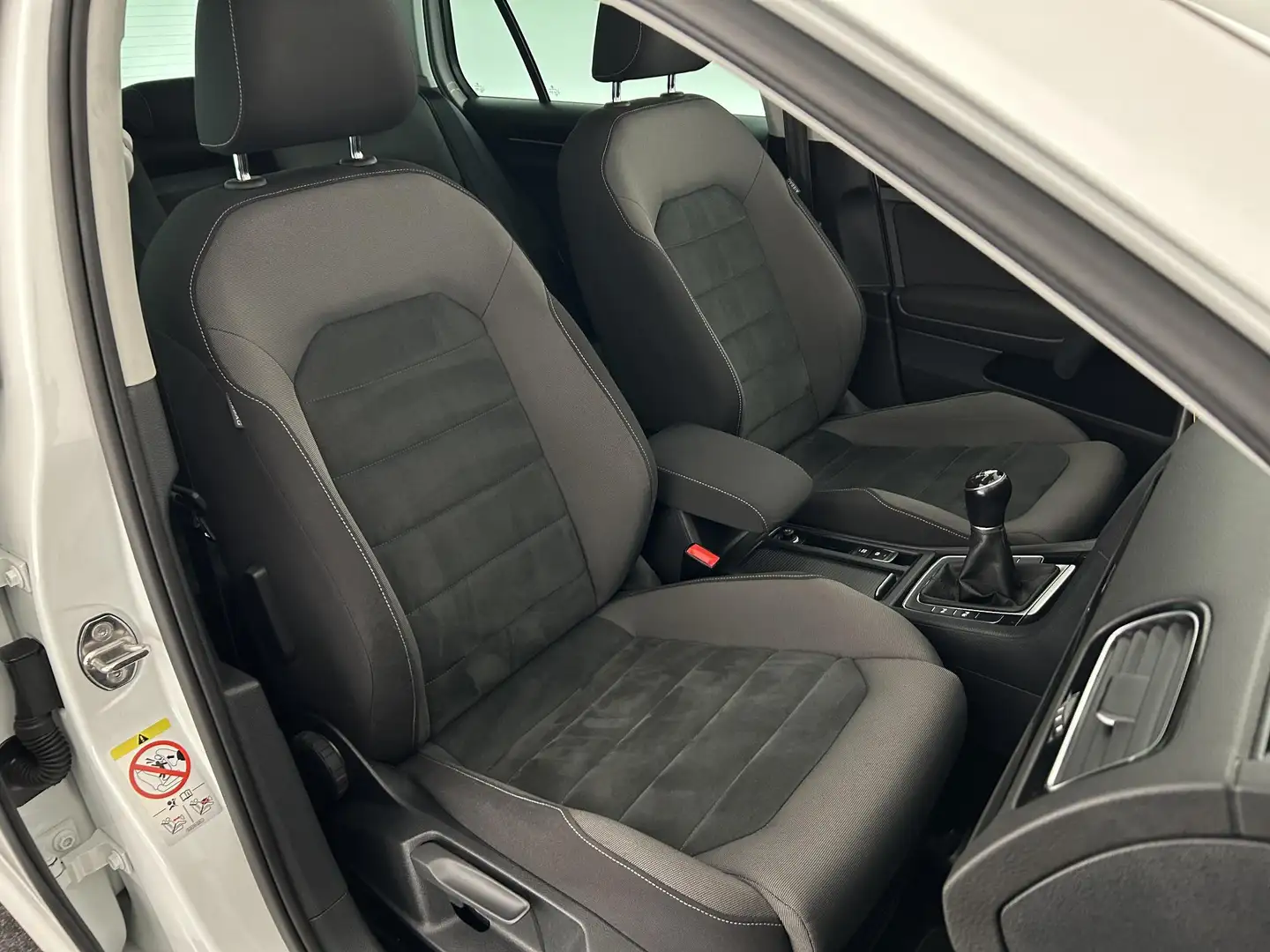 Volkswagen Golf 1.5 TSI 150pk R-Line Highline Trekhaak Camera Virt Bianco - 2