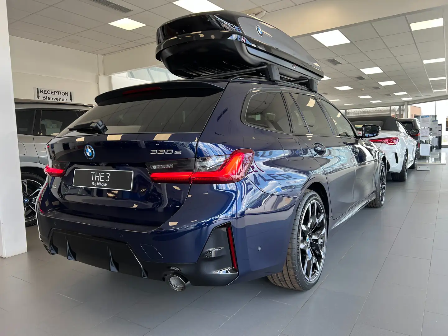 BMW 330 e Touring / M Sport Pro / 360° / Adaptive Led / Kék - 2