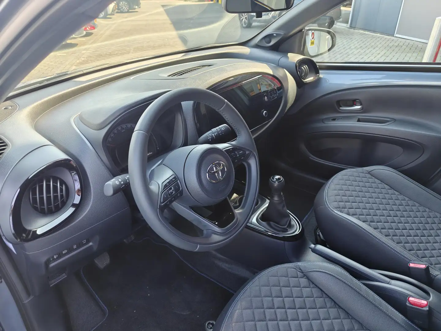 Toyota Aygo X PREMIUM TREKHAAK NAVI STOELVERW LEDER APPLE/ANDROI Grijs - 2
