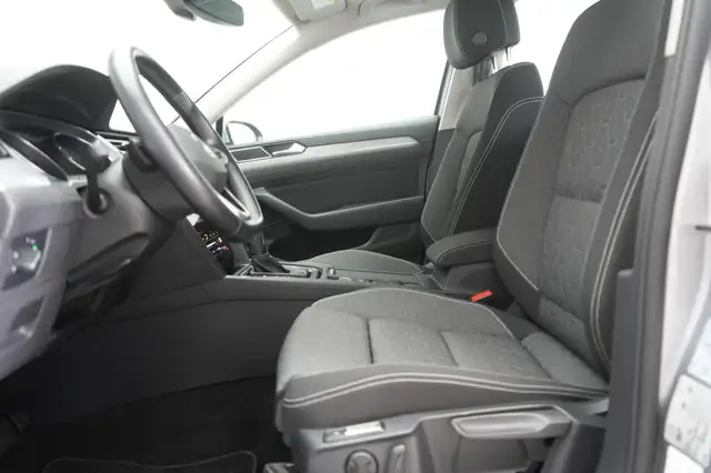 Volkswagen Passat view 8