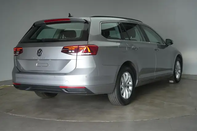 Volkswagen Passat view 4