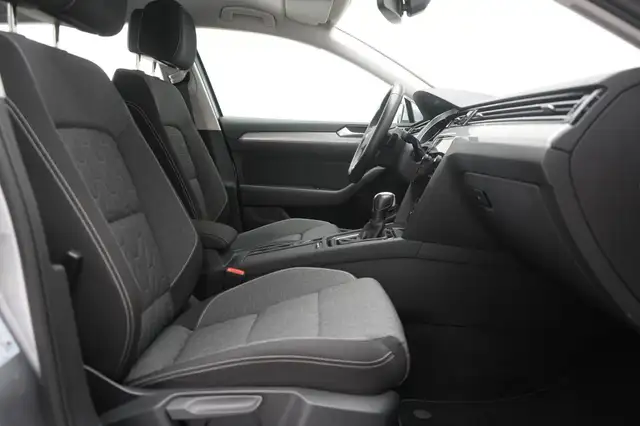 Volkswagen Passat view 6