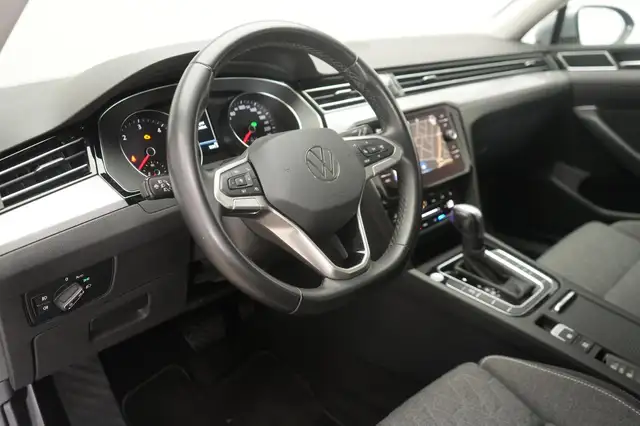 Volkswagen Passat view 11