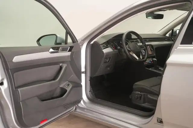 Volkswagen Passat view 10