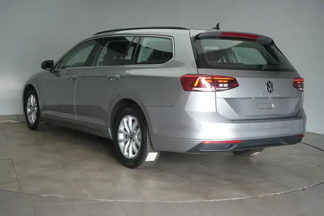 Volkswagen Passat view 5