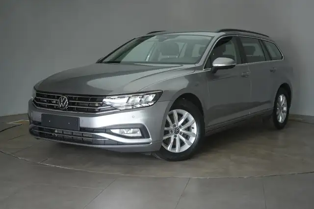 Volkswagen Passat view 3