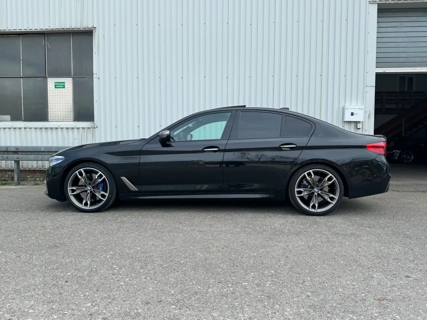 BMW 550 d xDrive*Head-Up*B&W*Drive Ass.*AHK* Black - 2