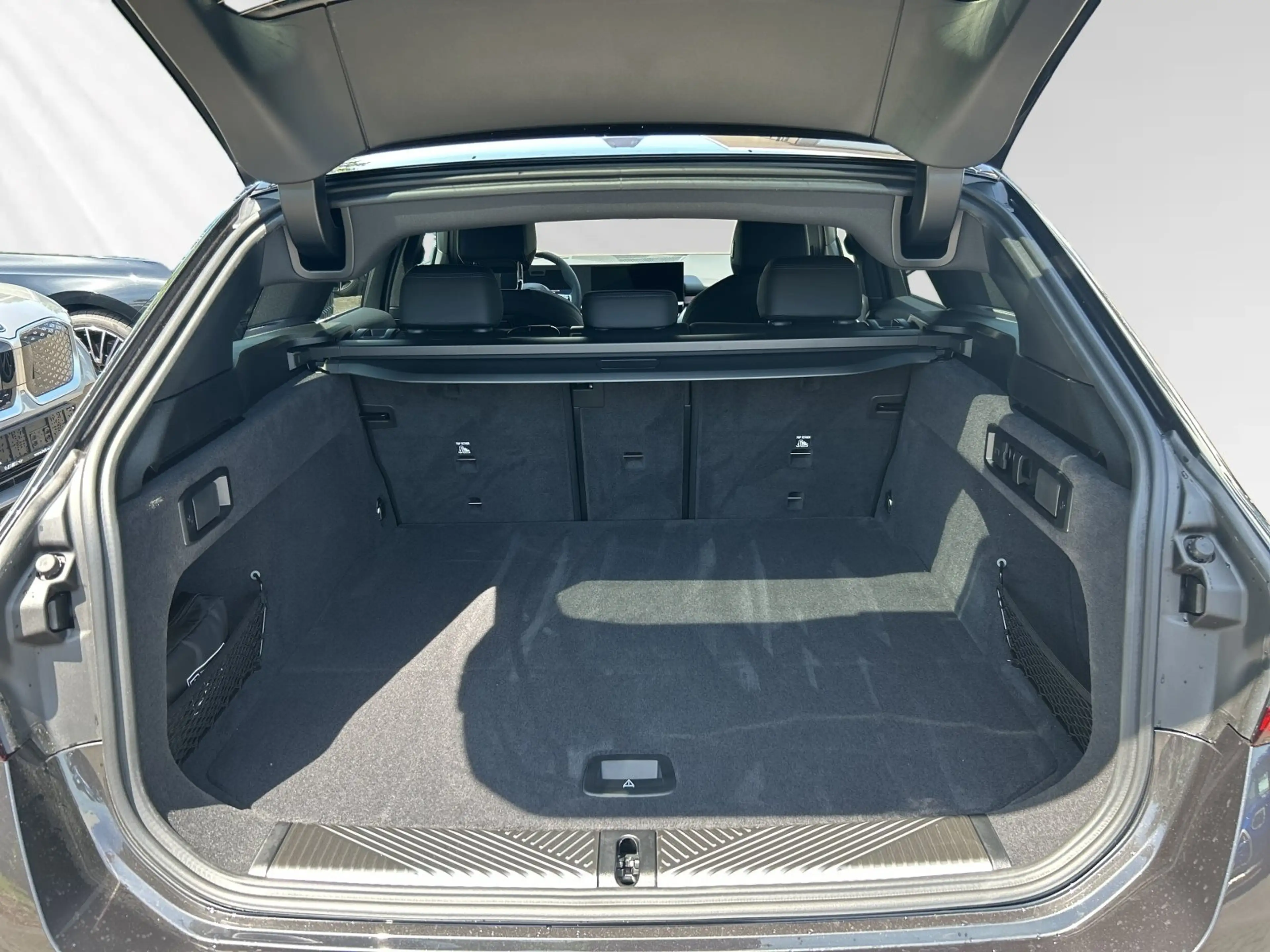 BMW i5 eDrive40 M Sport Pro|AHK|Pano|Autobahnass. — photo 11