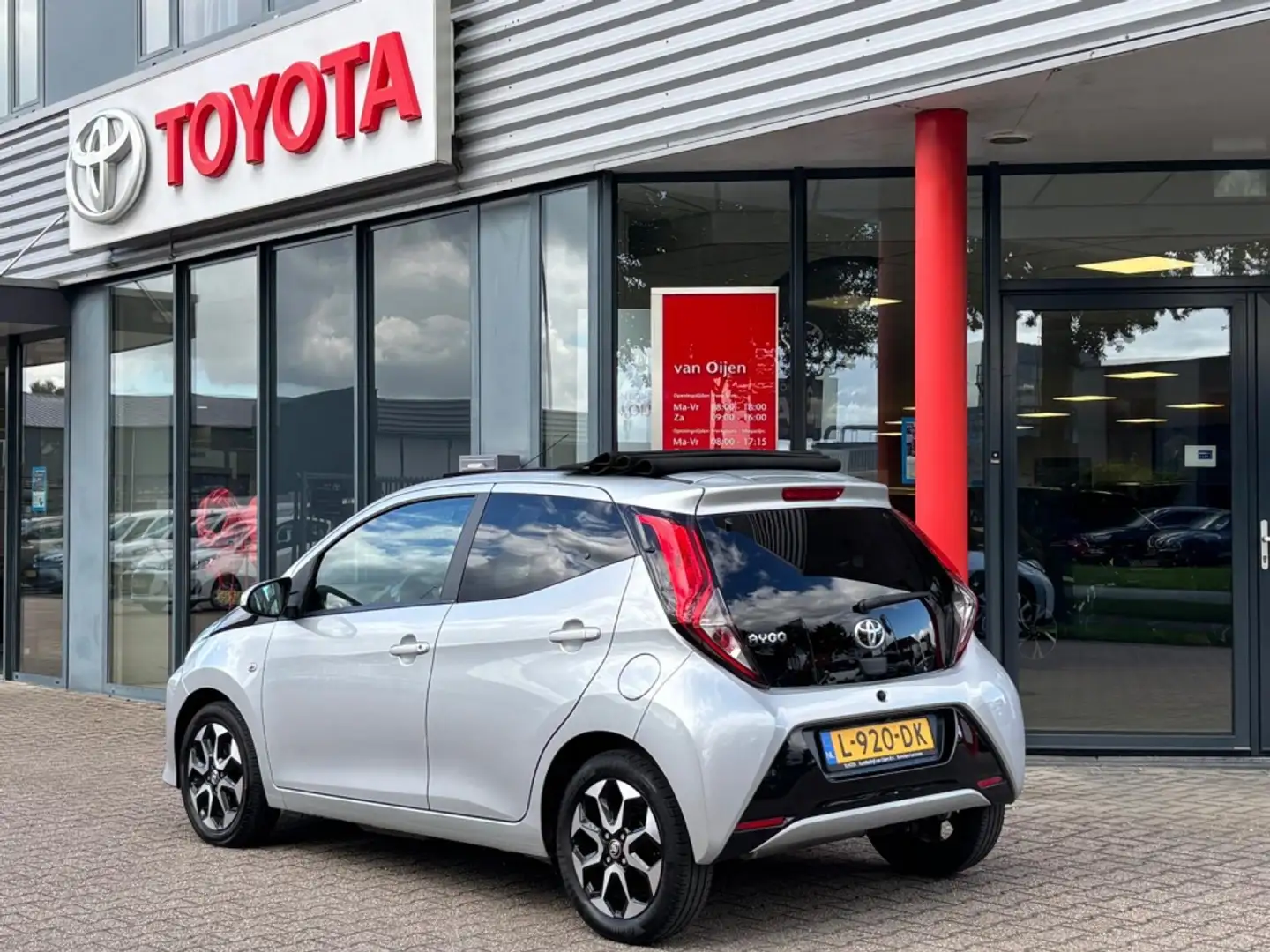 Toyota Aygo 1.0 VVT-i x-joy Open Vouwdak / Cabrio | Nav by APP Grijs - 2