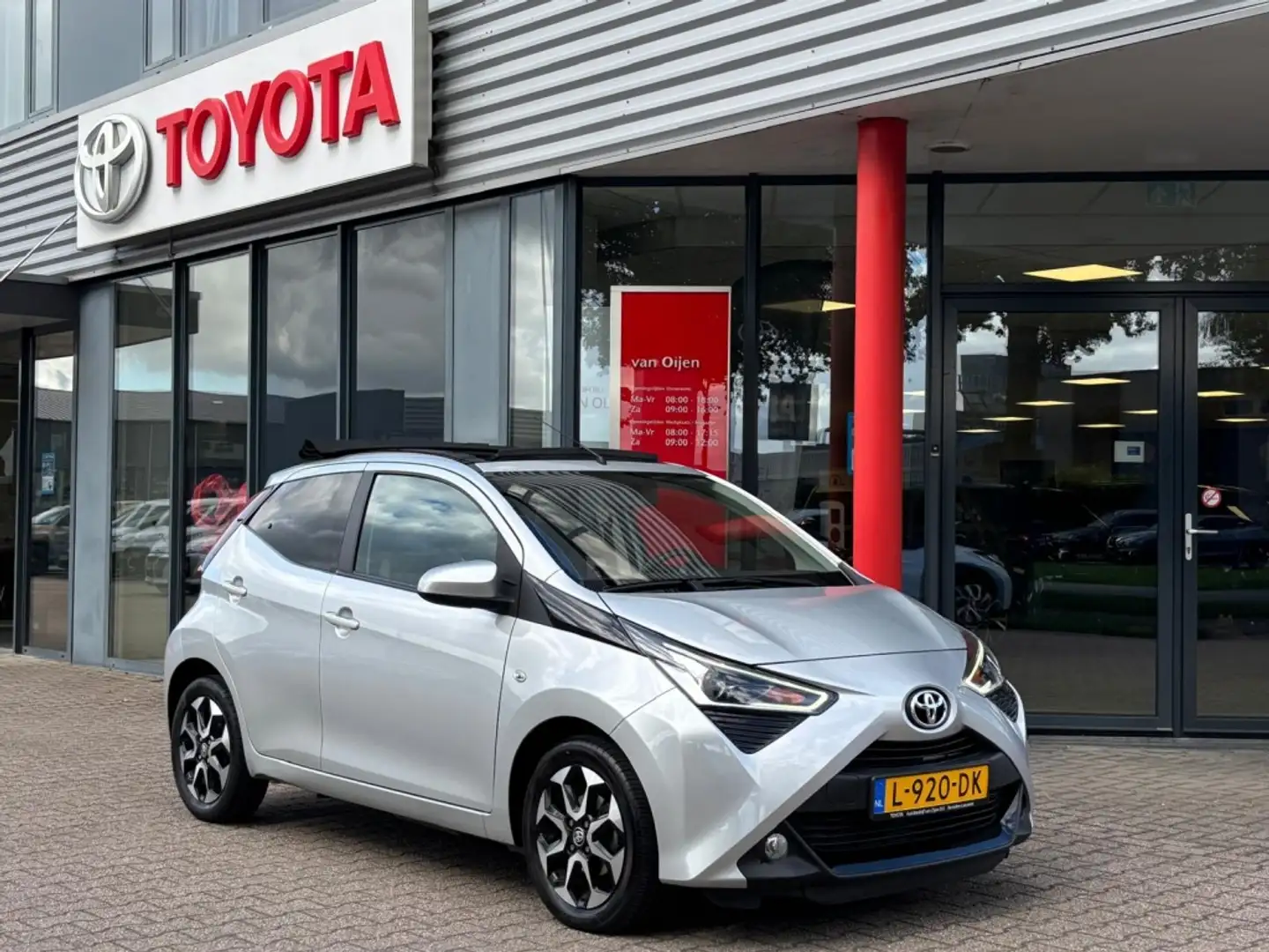 Toyota Aygo 1.0 VVT-i x-joy Open Vouwdak / Cabrio | Nav by APP Grijs - 1