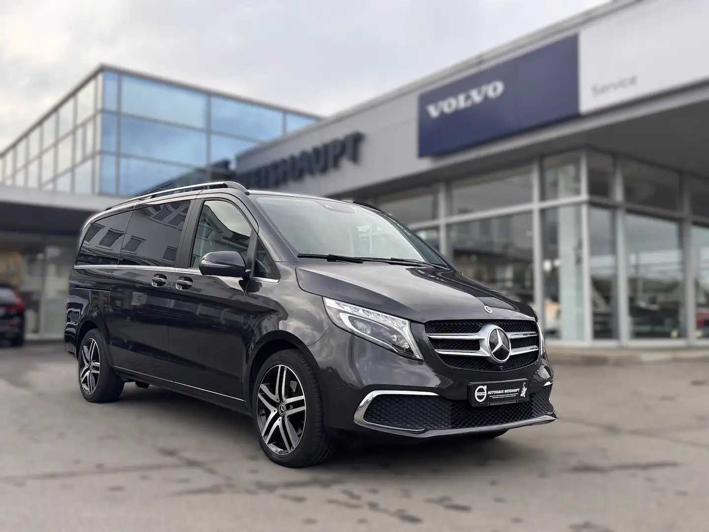 Mercedes-Benz V 300d*ANTGARDE EDITION 4MATIC lang*360°AHK*3,2T Schwarz - 1