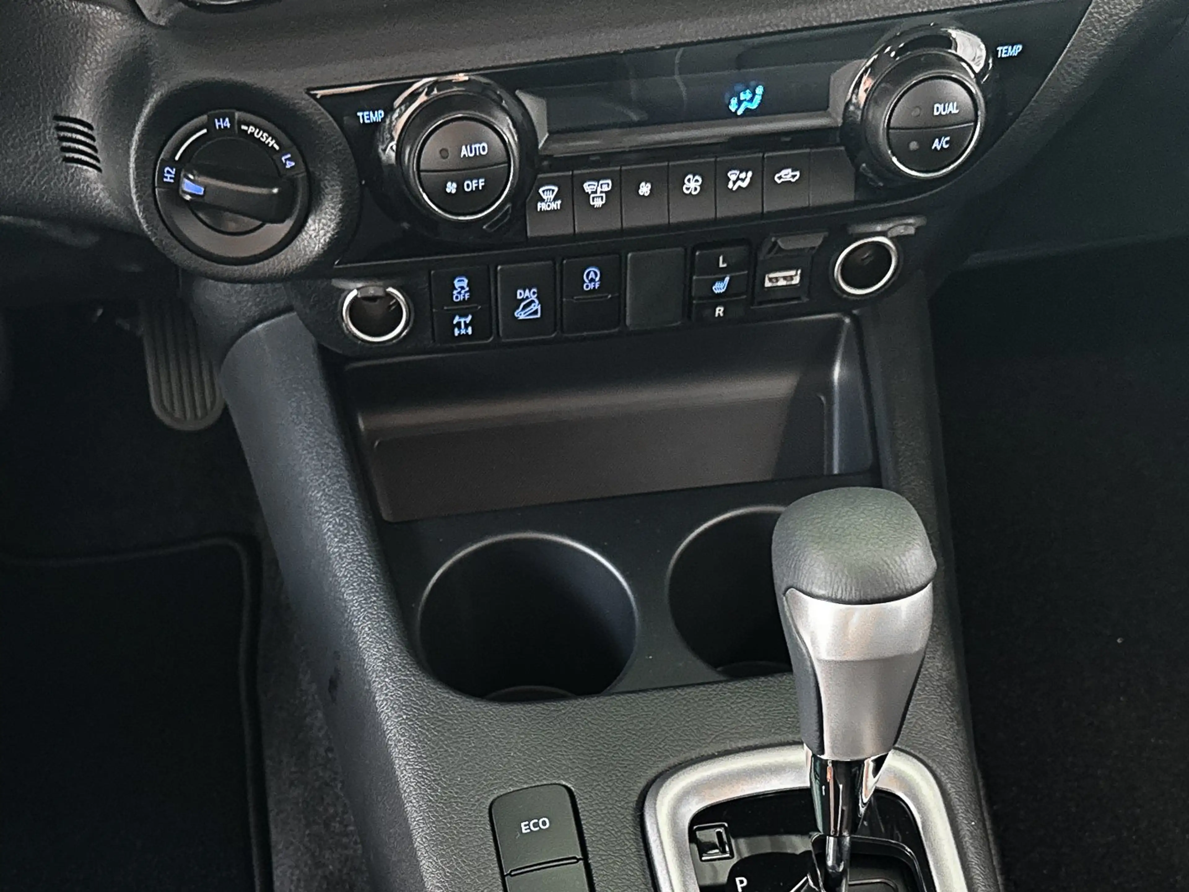 Toyota Hilux 2.4 l Xtra Cab AT 4X4 Comfort Car Play — photo 10