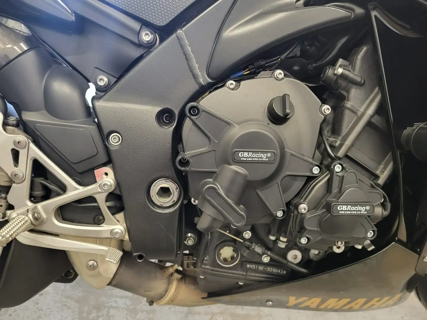 Yamaha YZF-R1 Noir - 1