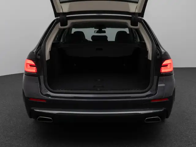 BMW 5 Series view 14