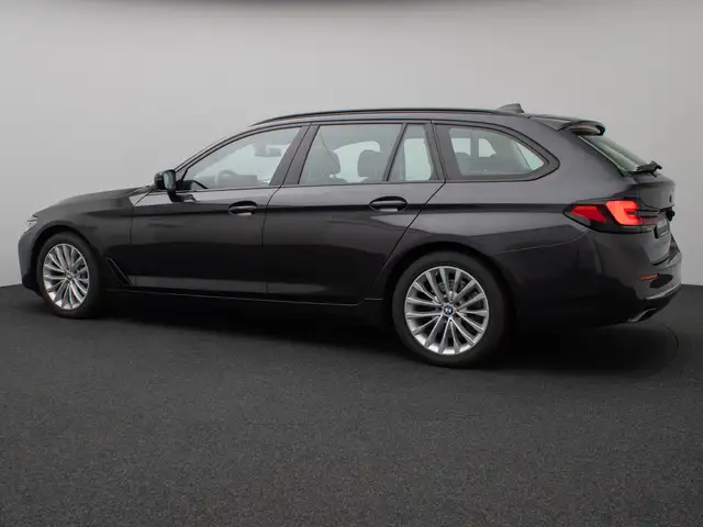 BMW 5 Series view 10
