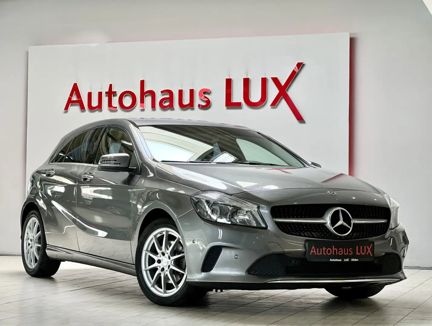 Mercedes-Benz A 180 NAVI LEDER STZHZ AUTOMATIK 2.HAND NUR 67TKM Grijs - 1