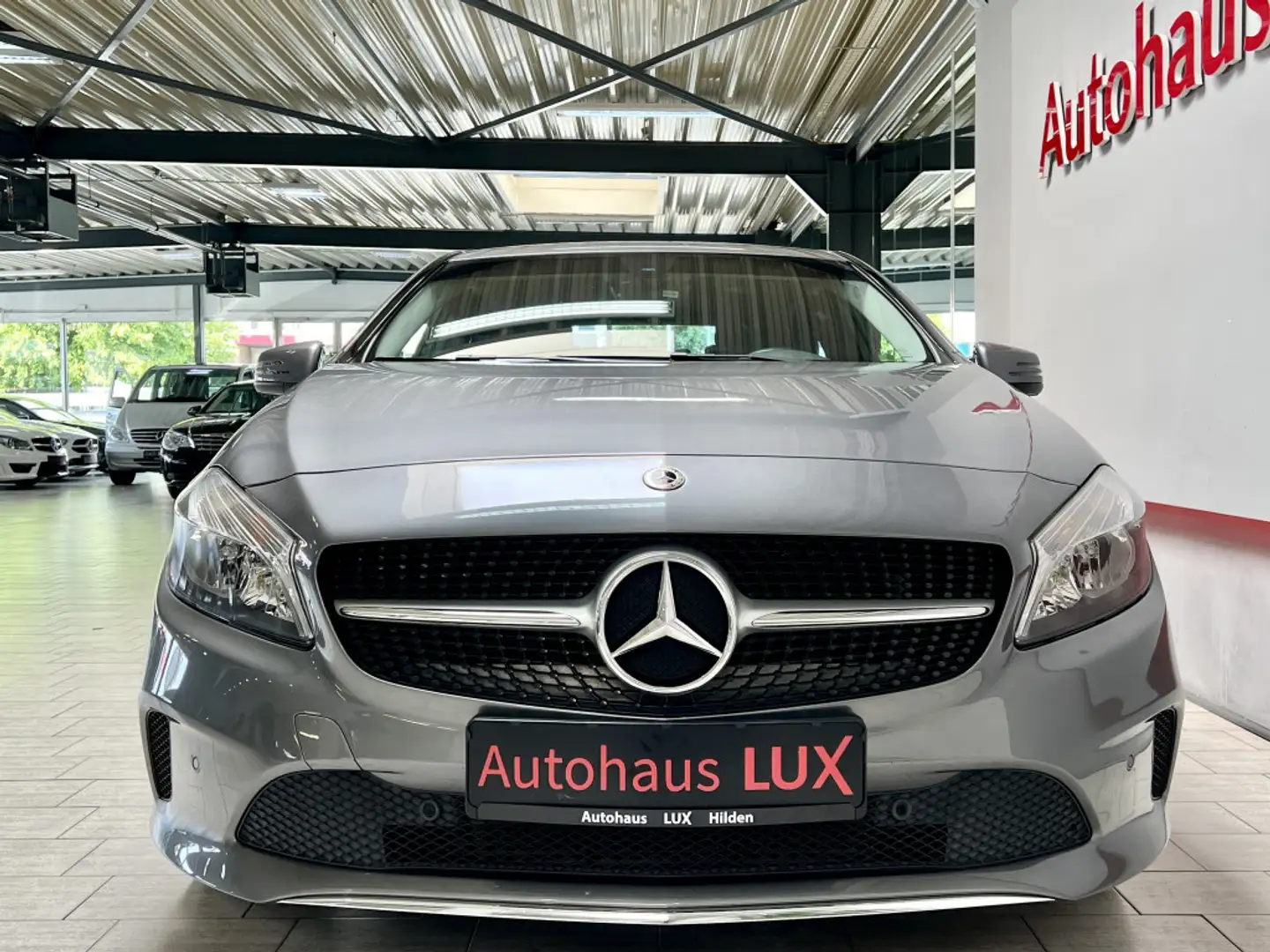 Mercedes-Benz A 180 NAVI LEDER STZHZ AUTOMATIK 2.HAND NUR 67TKM Grijs - 2