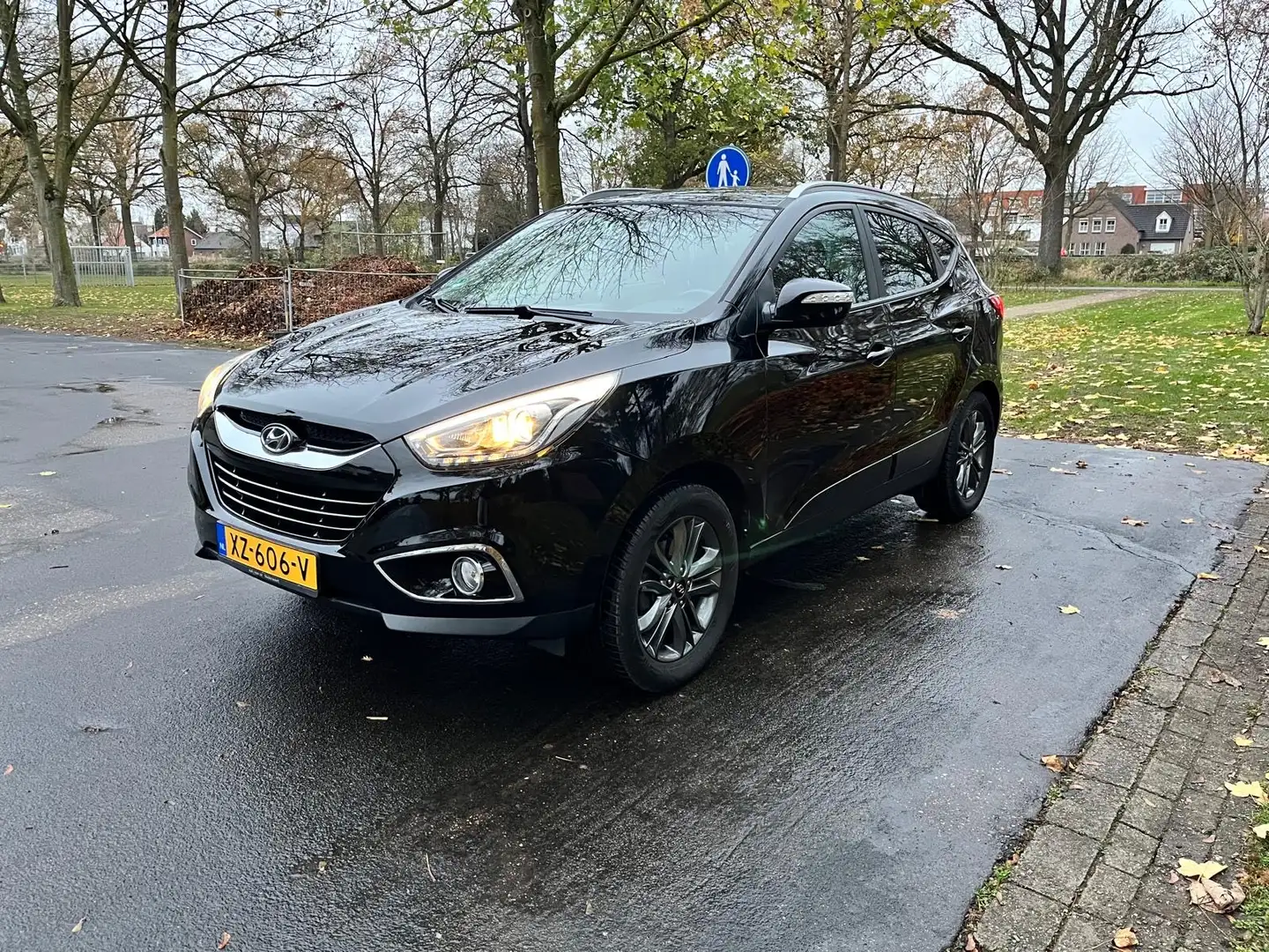 Hyundai iX35 1.6i GDI Go! Trekhaak /4-seizoenbanden /Navigatie Zwart - 1