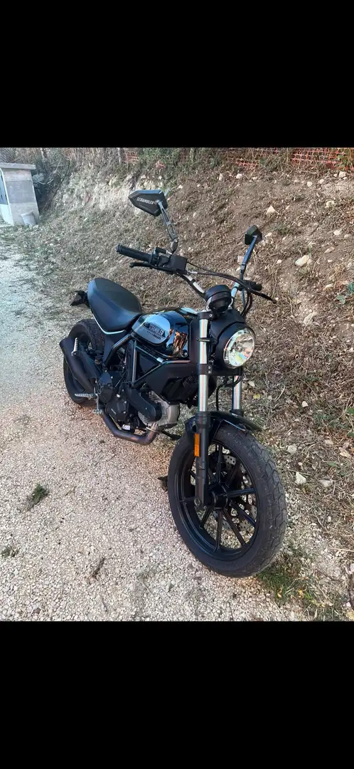 Ducati Scrambler Café Racer crna - 1