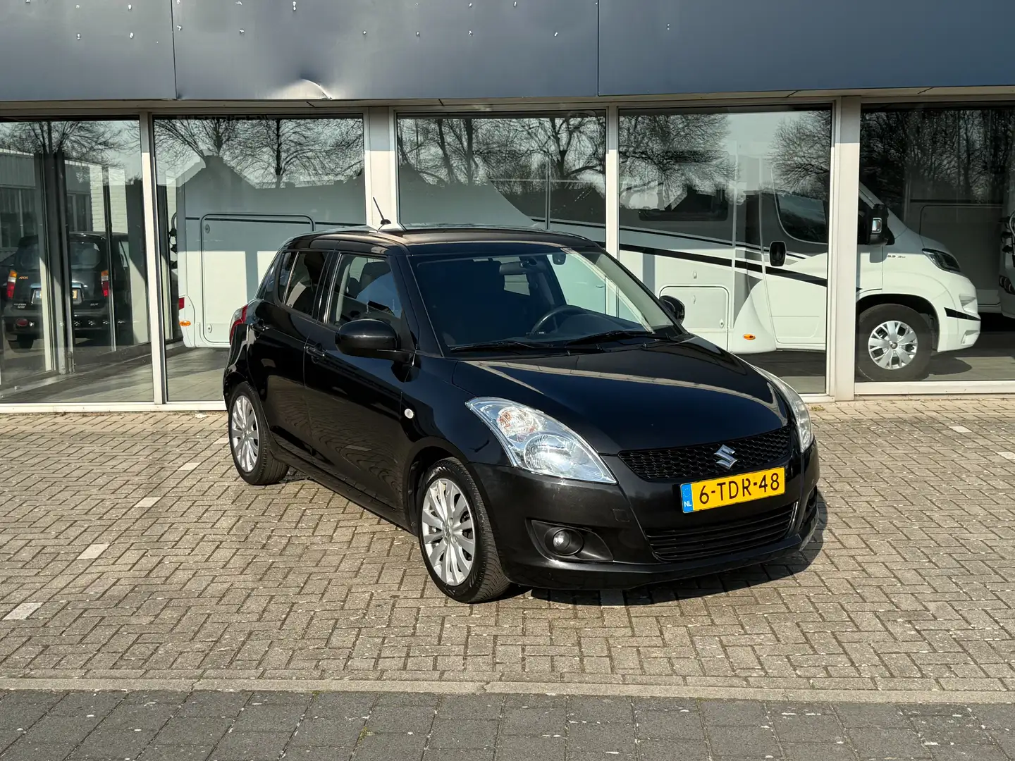 Suzuki Swift 1.2 Exclusive- 5 Drs- Trekhaak-Lichtmetalen velgen Negro - 2