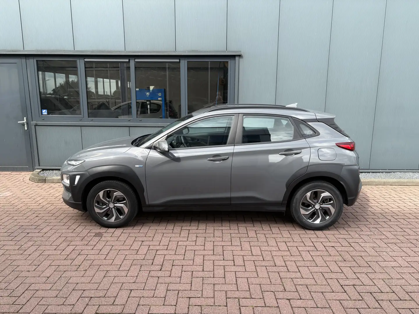 Hyundai KONA 1.6 GDi Hybrid Comfort Automaat CAMERA/CARPLAY/DAB Grijs - 2