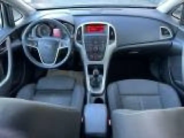 Opel Astra view 4