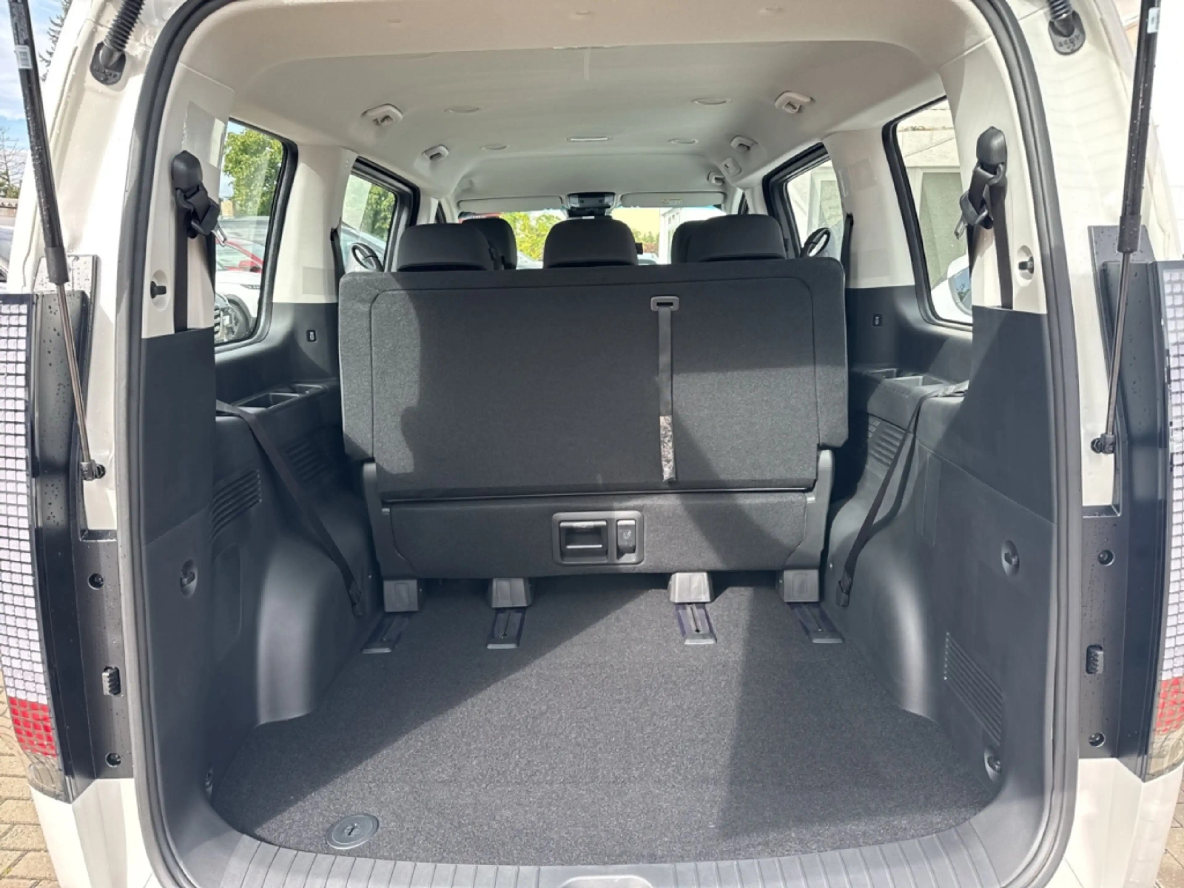 Hyundai STARIA Trend Hybrid 9-Sitzer Digitales Cockpit Navi — photo 6