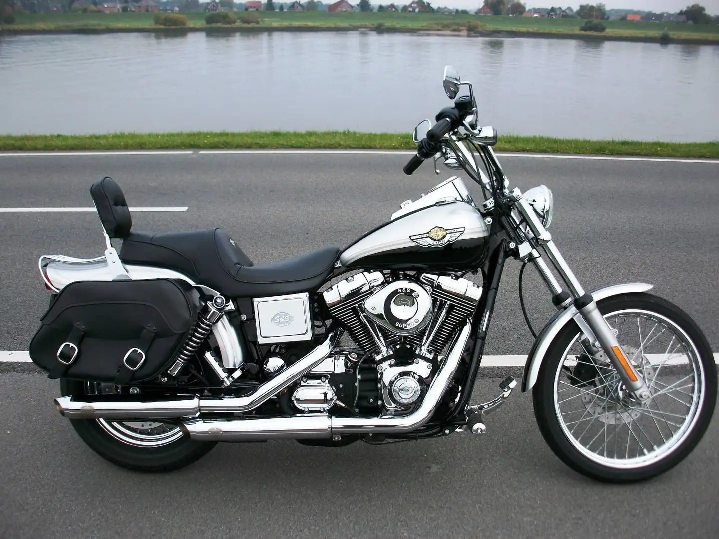 Harley-Davidson Dyna Wide Glide Černá - 1