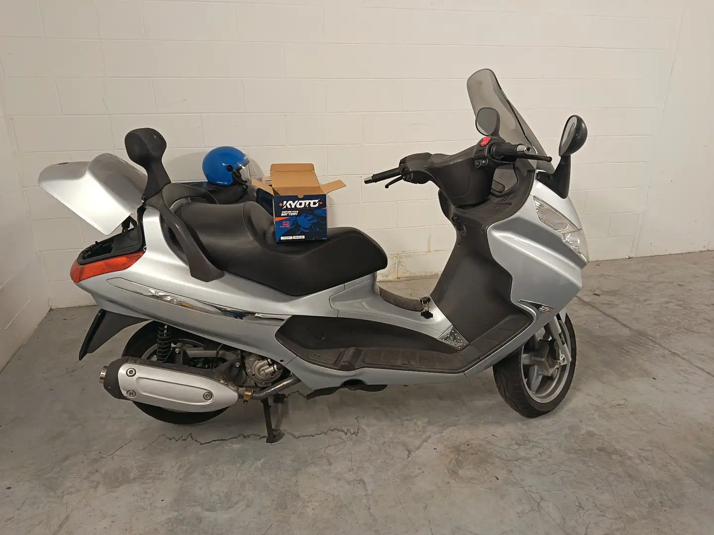 Piaggio X 8 Zilver - 2