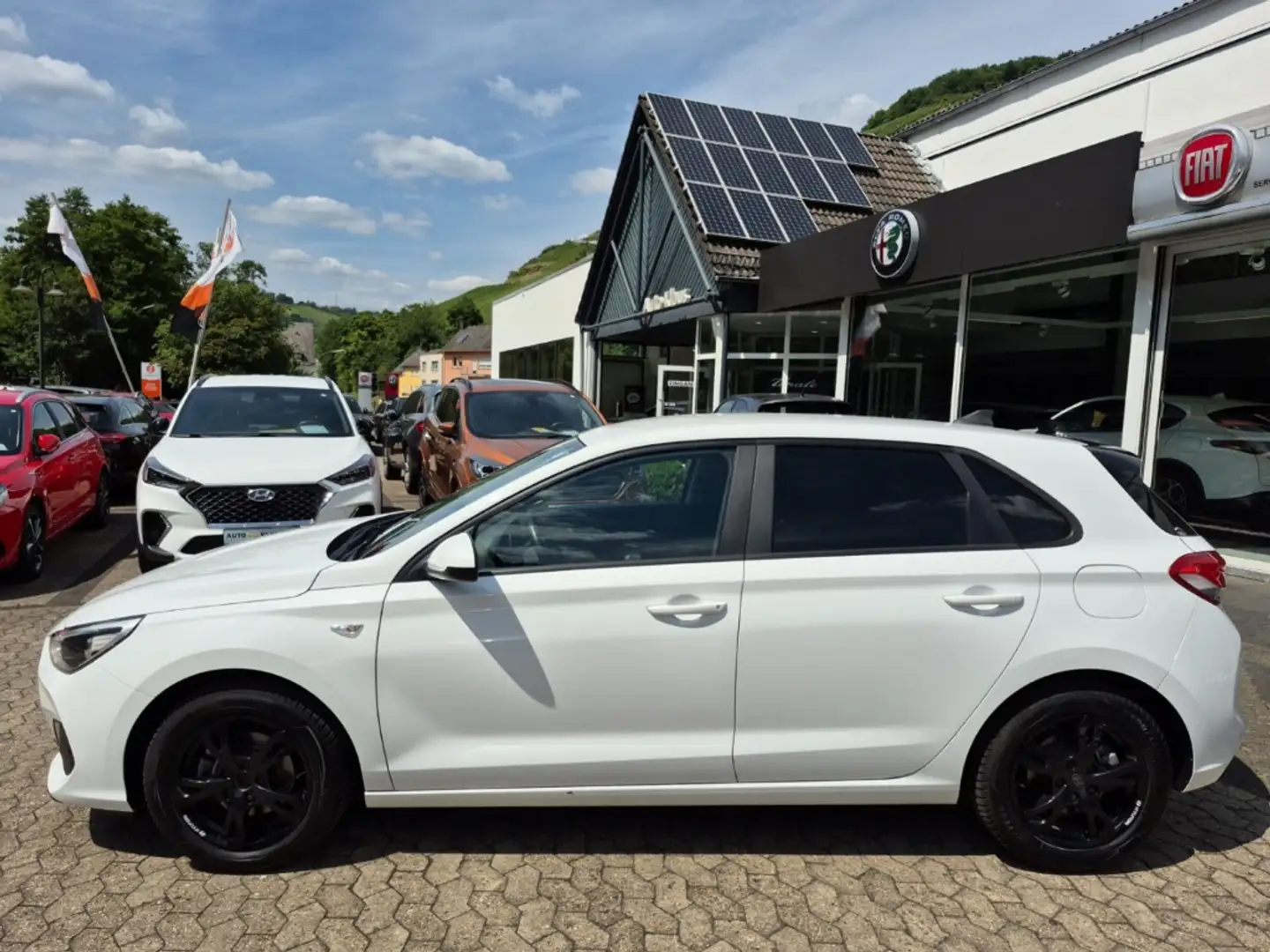 Hyundai i30 1.4 Pure Klimaanlage Fernlichtauto. Tempo Weiß - 2