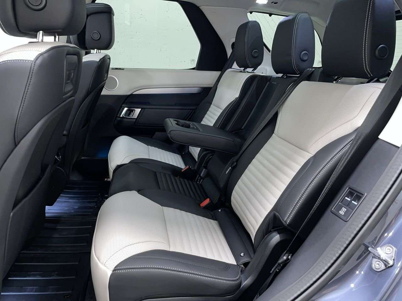 2026 Land Rover Discovery Tempest Towing Pack | Climate & Massage Front Seat thumb 31