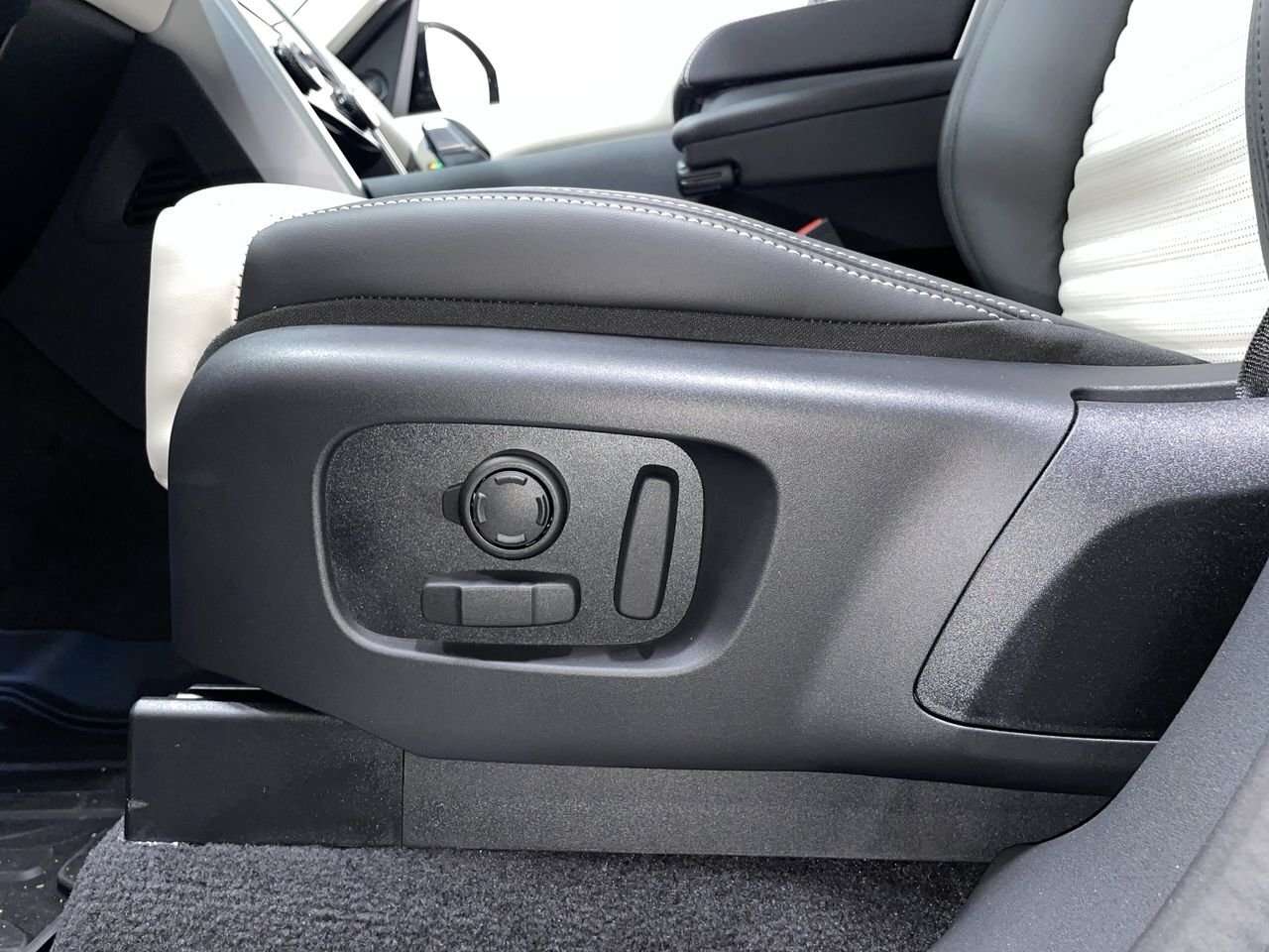 2026 Land Rover Discovery Tempest Towing Pack | Climate & Massage Front Seat thumb 20