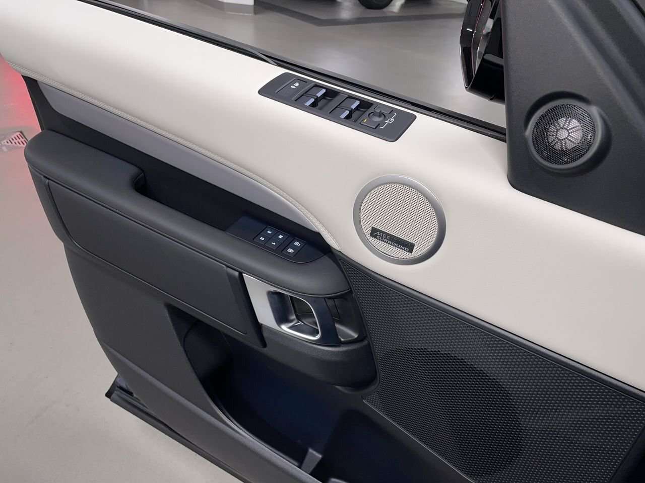 2026 Land Rover Discovery Tempest Towing Pack | Climate & Massage Front Seat thumb 21