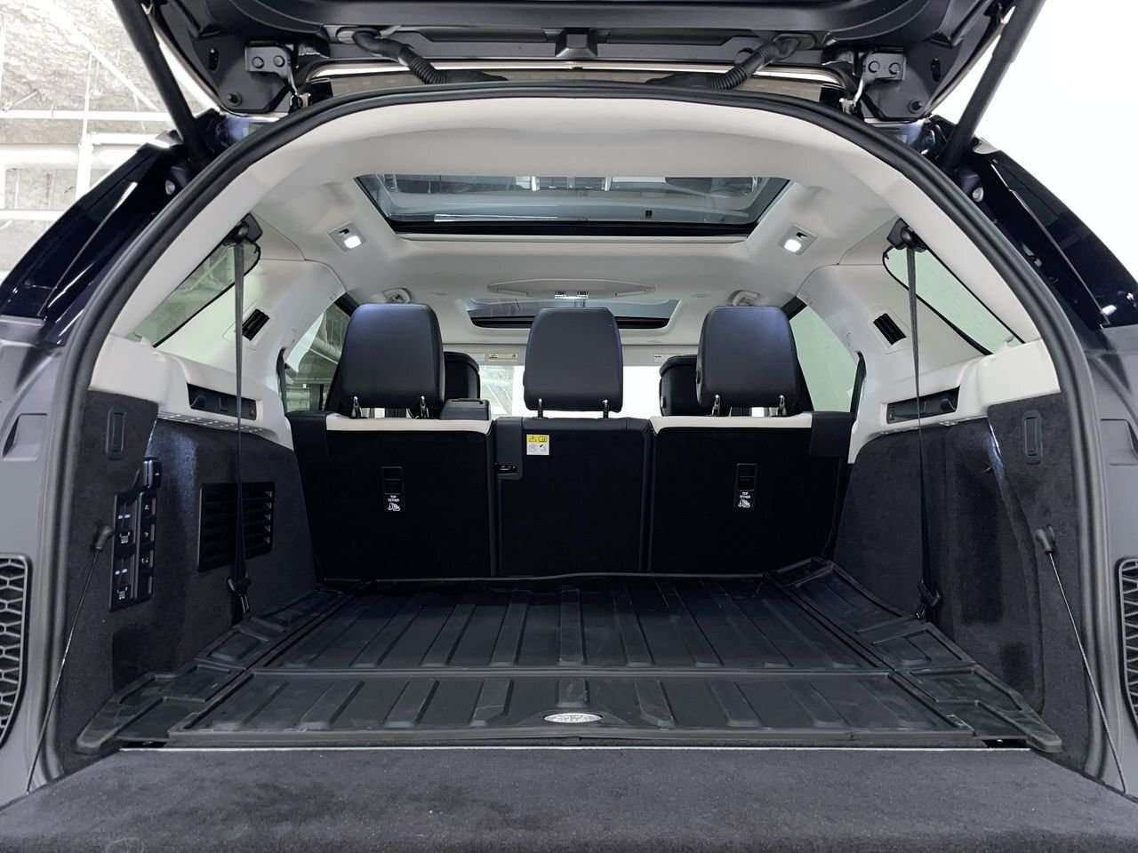 2026 Land Rover Discovery Tempest Towing Pack | Climate & Massage Front Seat thumb 32