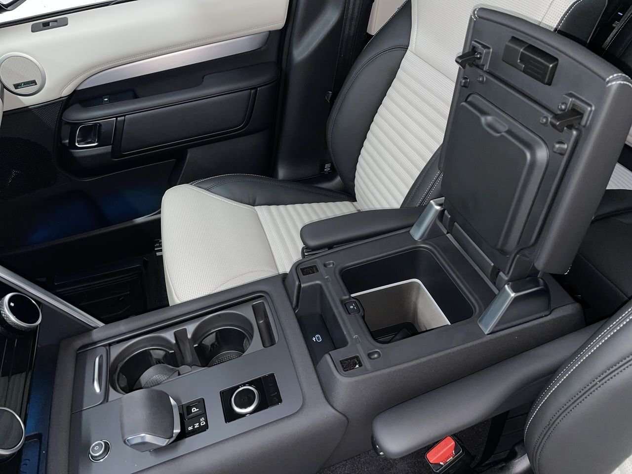2026 Land Rover Discovery Tempest Towing Pack | Climate & Massage Front Seat thumb 29