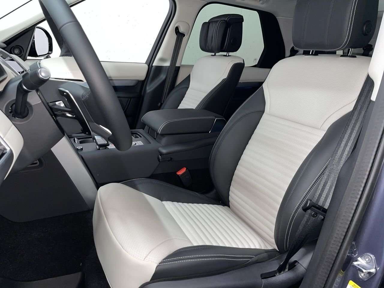2026 Land Rover Discovery Tempest Towing Pack | Climate & Massage Front Seat thumb 19