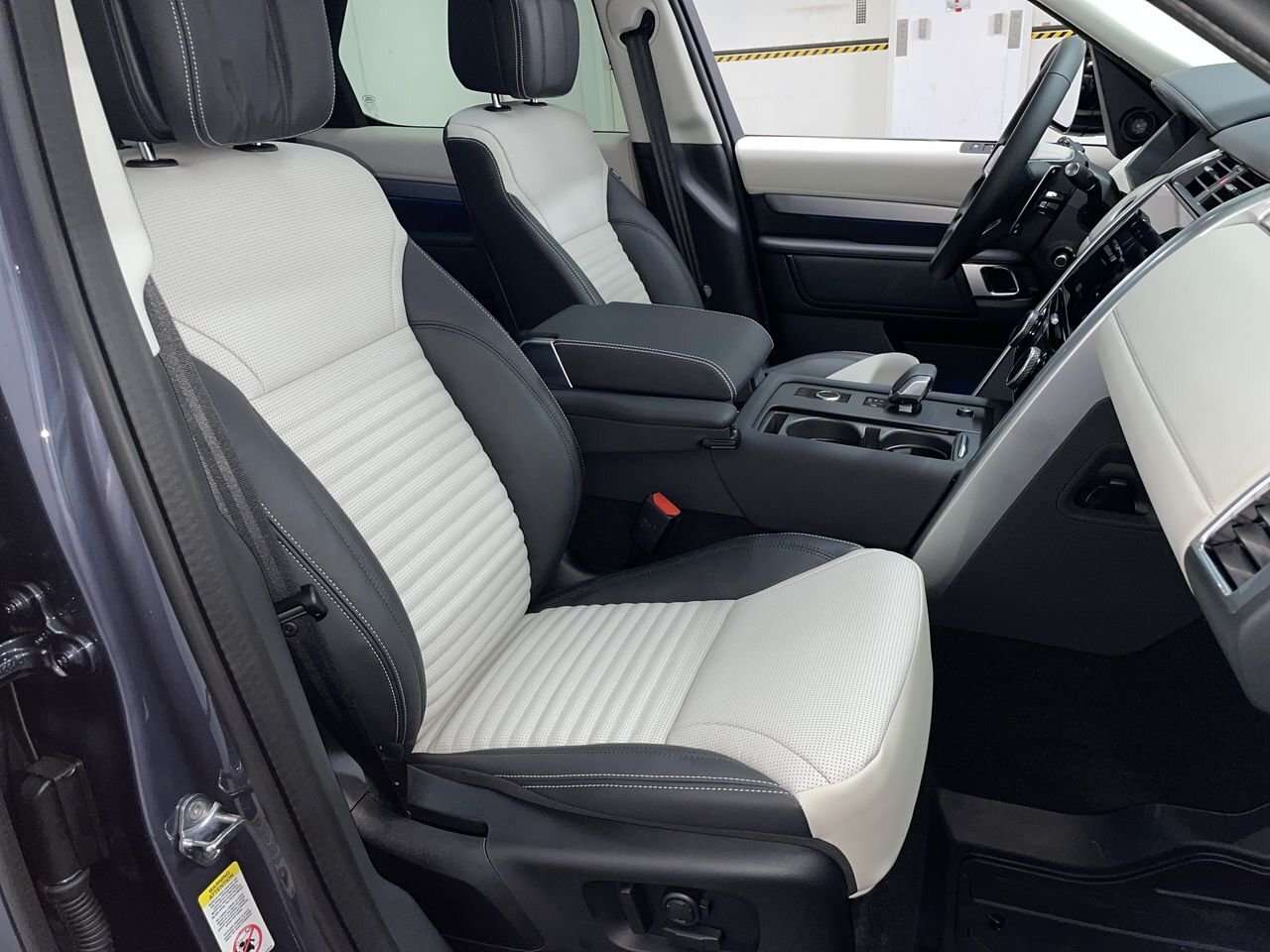 2026 Land Rover Discovery Tempest Towing Pack | Climate & Massage Front Seat thumb 33