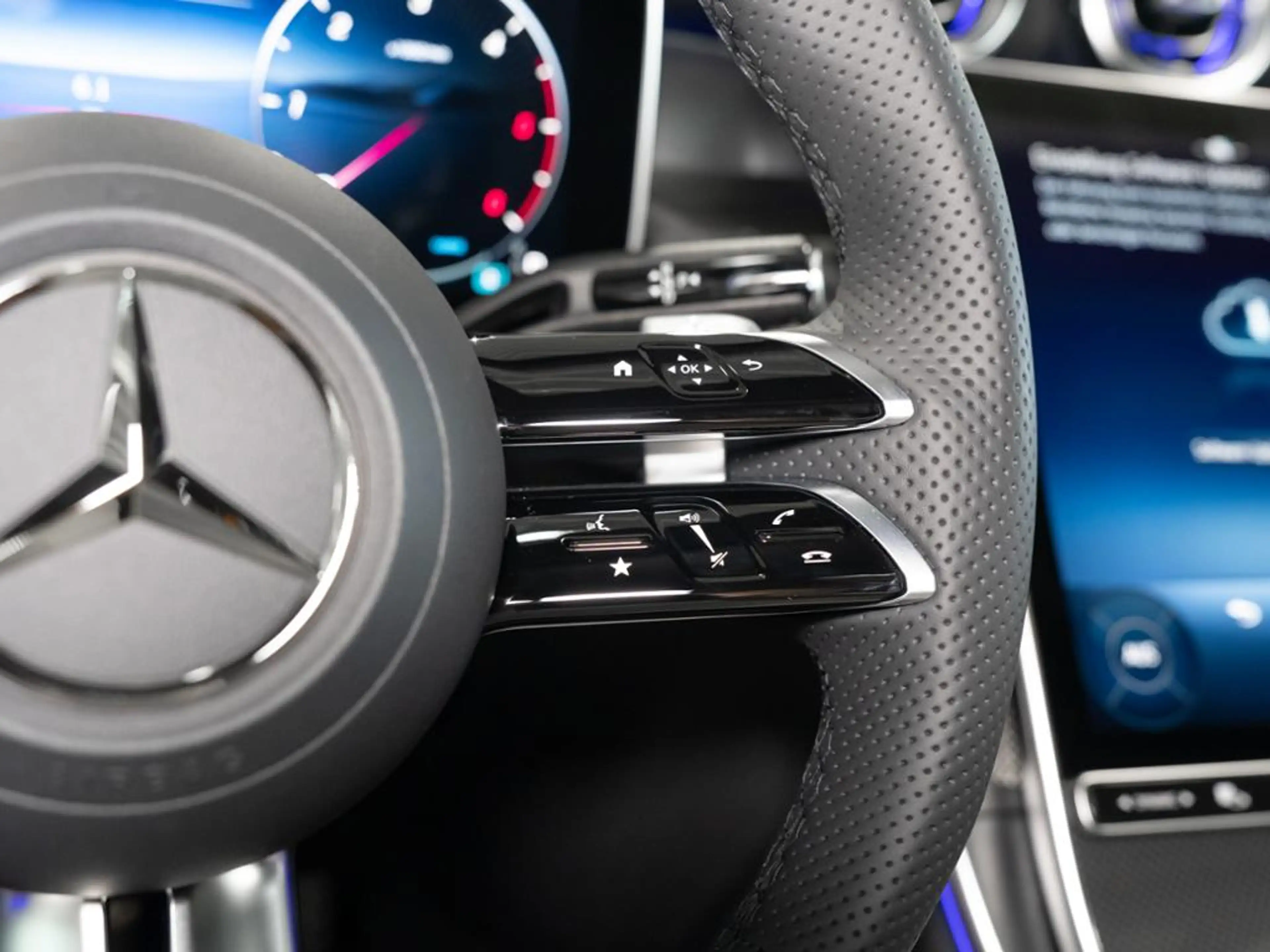 Mercedes-Benz GLC 200 d 4MATIC AMG NIGHT MEMO 360 AHK DISTR — photo 12