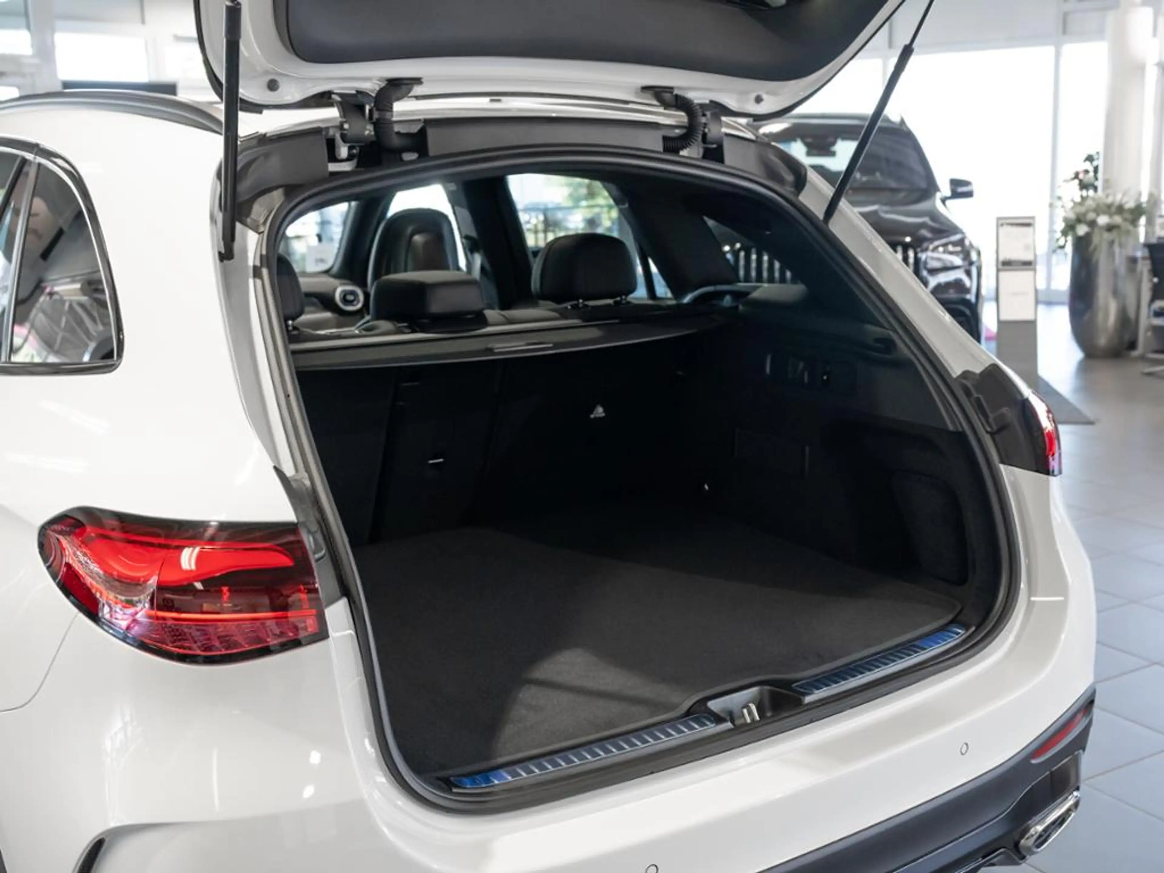 Mercedes-Benz GLC 200 d 4MATIC AMG NIGHT MEMO 360 AHK DISTR — photo 10