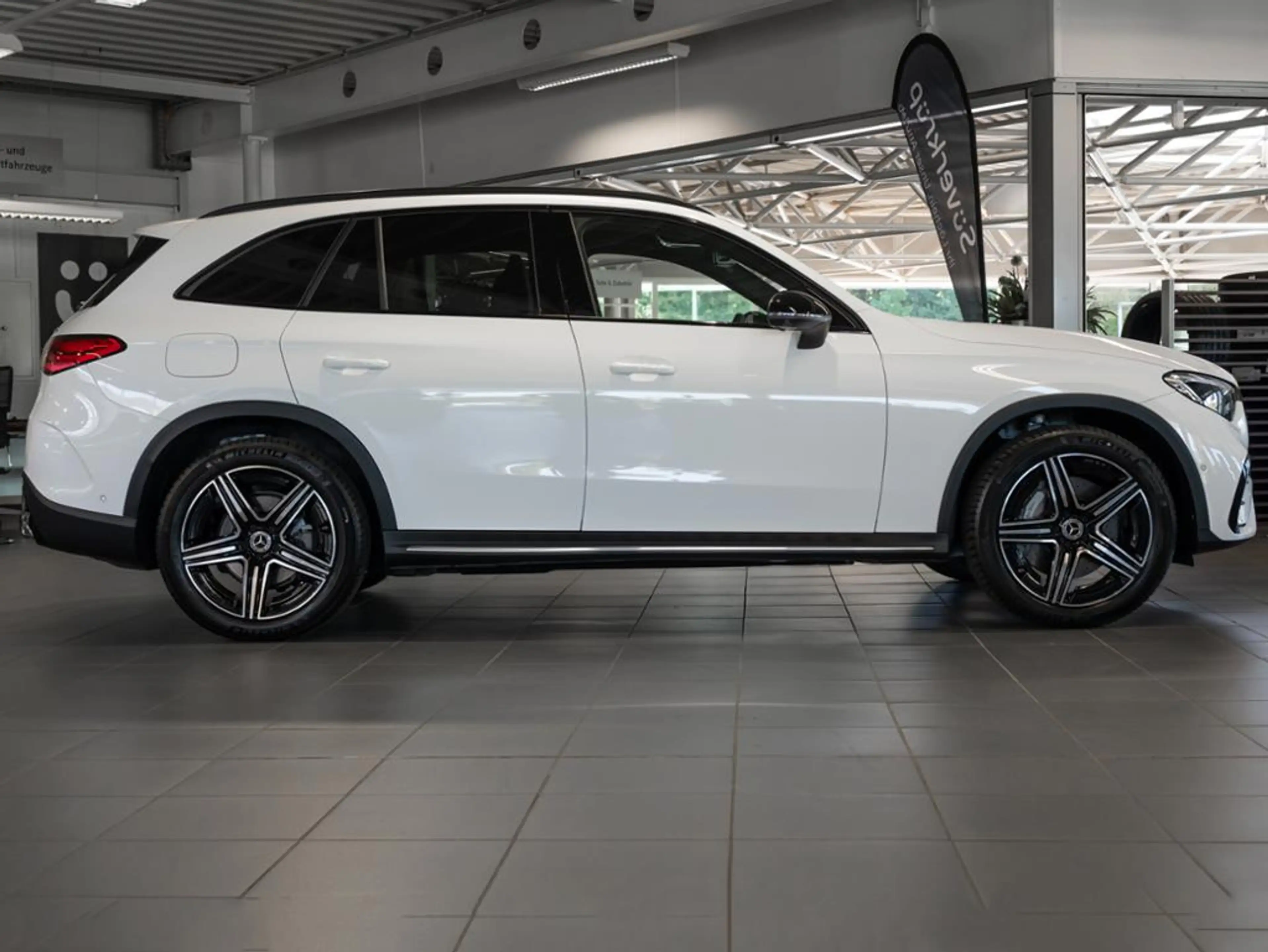 Mercedes-Benz GLC 200 d 4MATIC AMG NIGHT MEMO 360 AHK DISTR — photo 4